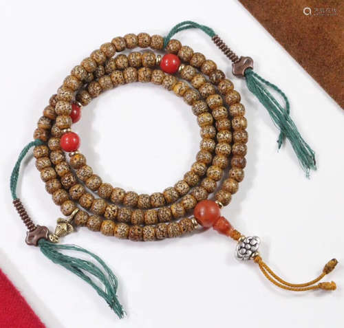 A TIBETAN BODHI BEAD STRING NECKLACE