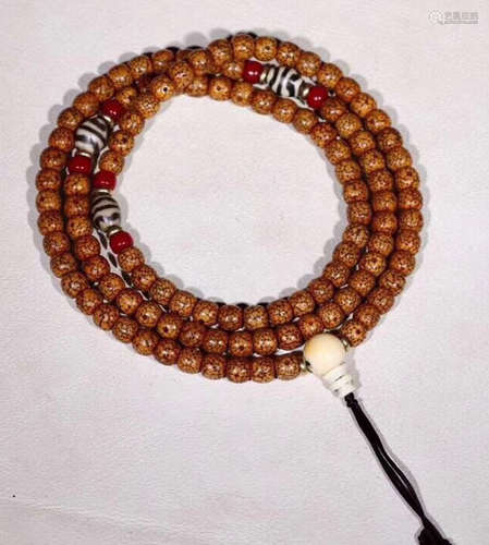 A TIBETAN BODHI BEAD STRING NECKLACE