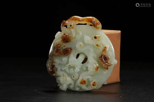 A HETIAN JADE CARVED DRAGON PATTERN PENDANT