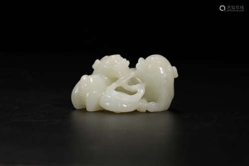 A HETIAN JADE CARVED LION SHAPED PENDANT