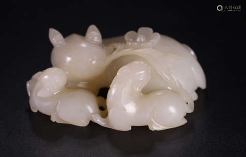 A HETIAN JADE CARVED BEAST SHAPED PENDANT