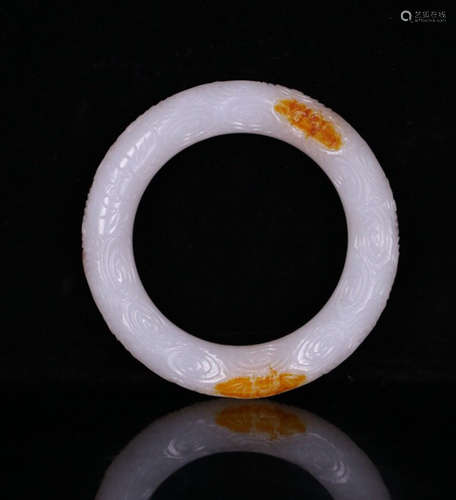 A HETIAN JADE CARVED CLOUD PATTERN CIRCLE BANGLE