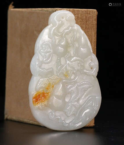 A HETIAN JADE CARVED BATS PATTERN GOURD PENDANT