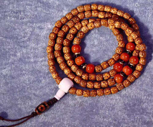 A TIBETAN BODHI BEAD STRING NECKLACE