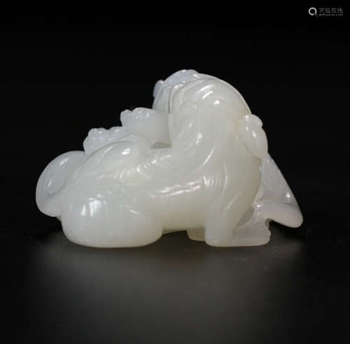 A HETIAN JADE CARVED DOUBLE LION SHAPED PENDANT