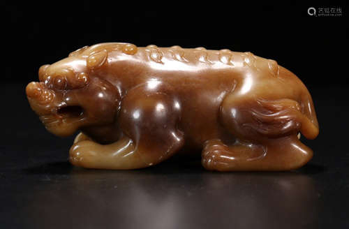 A HETIAN JADE CARVED BEAST SHAPED PENDANT