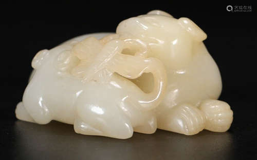 A HETIAN JADE CARVED BEAST SHAPED PENDANT