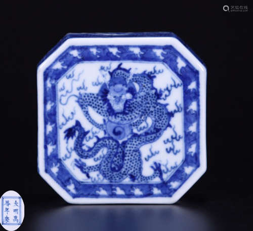 A WHITE&BLUE GLAZE DRAGON PATTERN SQUARE BOX