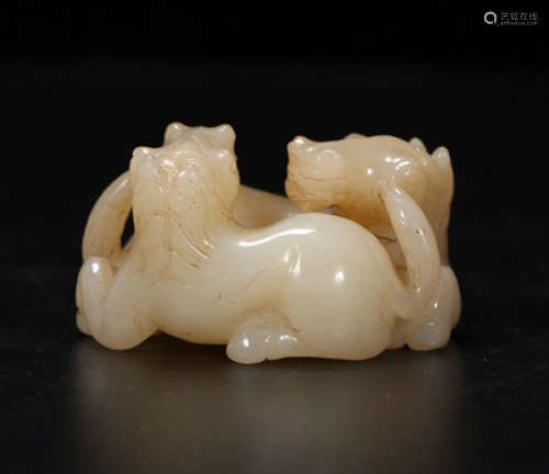 A HETIAN JAE CARVED DOUBLE HORSE SHAPED PENDANT