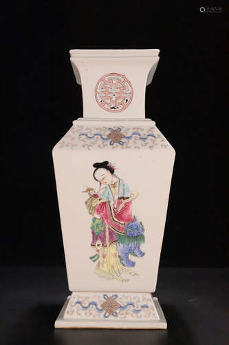 17-19TH CENTURY, A FAMILLE ROSE STORY DESIGN SQUARE VASE, QING DYNASTY.