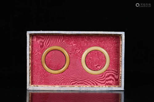 17-19TH CENTURY, A PAIR OF HETIAN JADE BANGLES, QING DYNASTY