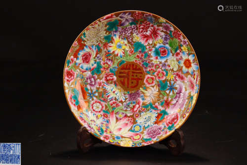 A QIANLONG MARK FAMILLE ROSE PLATE WITH GOLDEN EDGE