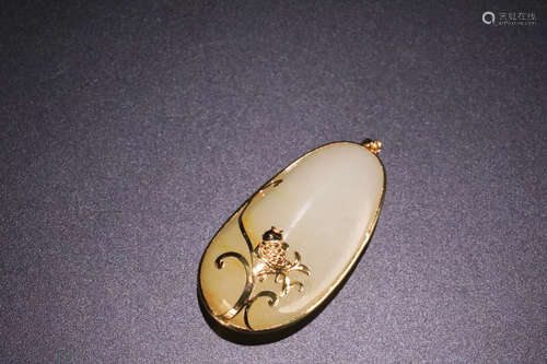 AN OLD HETIAN JADE 18K GOLD FISH&FLOWER DESIGN PENDANT