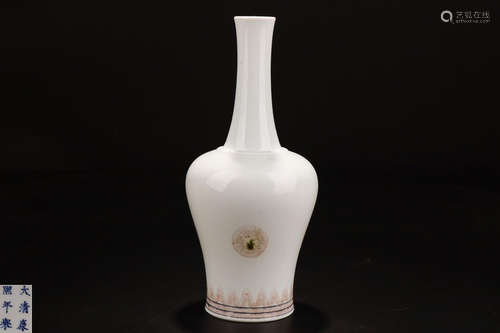 A KANGXI MARK VASE WITH RED GLAZE