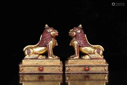 18TH CENTURY, A PAIR OF LION DESIGN GILT BRONZE ORNAMENT