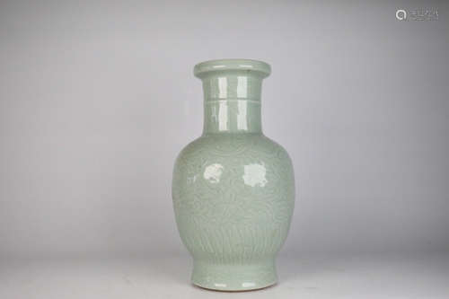 17-19TH CENTURY, A INTERLOCK BRANCH LOTUS PATTERN PEA GREEN GLAZE VASE, QING DYNASTY.