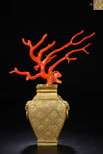 A QIANLONG MARK GILT SILVER VASE OF CORAL ATTACHED