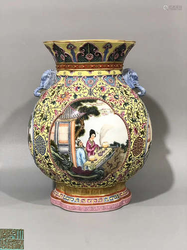 A QIANLONG MARK PORCELAIN VASE WITH STORY