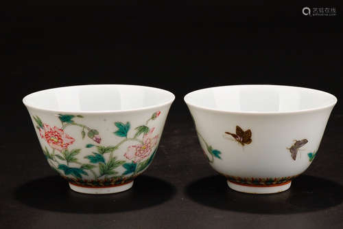 A PAIR OF QIANLONG MARK FAMILLE ROSE CUPS