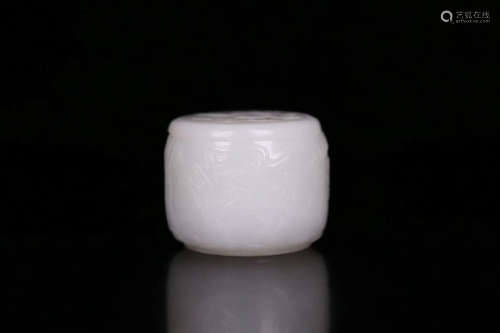 17-19TH CENTURY, A VERSE PATTERN OLD HETIAN JADE THUMB RING, QING DYNASTY