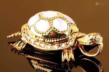 国际一流设计精美18K金嵌白砗磲可活动乌龟形壳内雕佛像精工镶钻石吊坠（k18，D0.18，附证书）