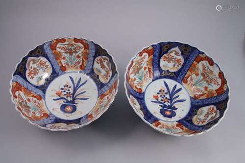 JAPON, IMARI XIX XXe Paire de VASQUES en porcelain…