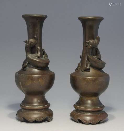 JAPON Vers 1900 Paire de VASES balustre en bronze …