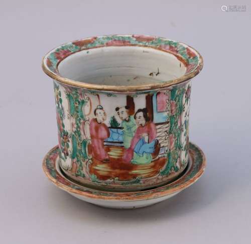 CHINE, CANTON XIXe CACHE POT en porcelaine à décor…