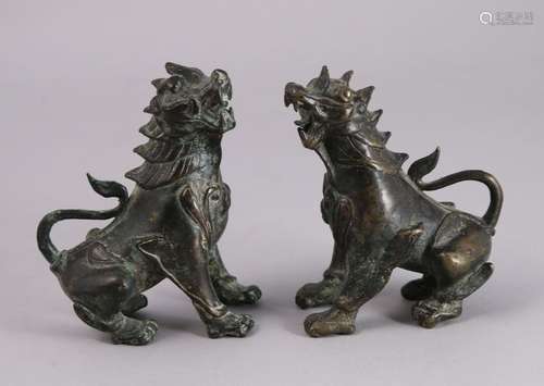 THAÏLANDE XXe PAIRE de CHIENS DE FÔ en bronze. Hau…