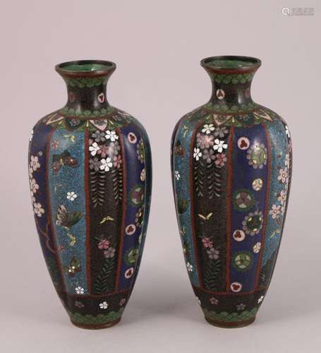 CHINE Fin XIXe Paire de VASES de forme godronnée e…