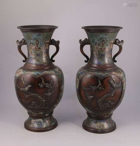 JAPON Vers 1900 Paire de VASES en bronze à décor d…