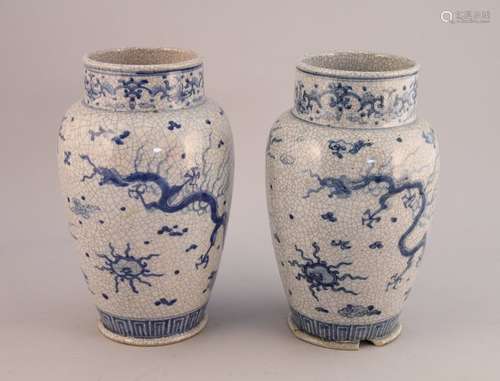 CHINE XIX XXe Paire de VASES en porcelaine craquel…