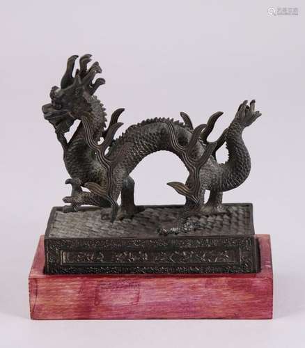 CHINE XXe DRAGON à trois griffes en bronze sur une…