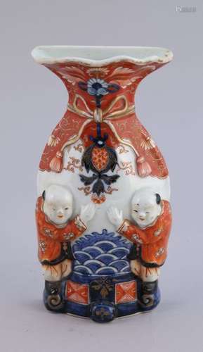 JAPON, IMARI Début XXe VASE d'APPLIQUE en porcelai…