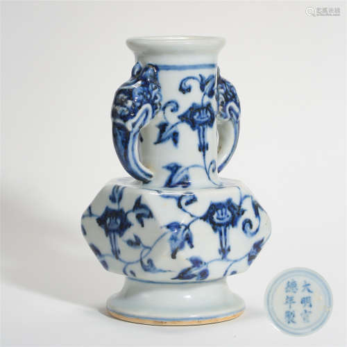 CHINESE PORCELAIN BLUE AND WHITE FLOWER SAQURE VASE