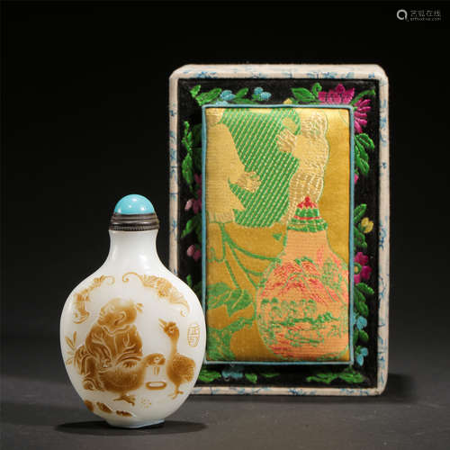 CHINESE PEKING GLASS SNUFF BOTTLE