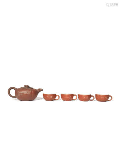 A CHINESE YIXING TEAPOT AND COVER AND A SET OF FOUR CUPS 20TH CENTURY The teapot's compressed body