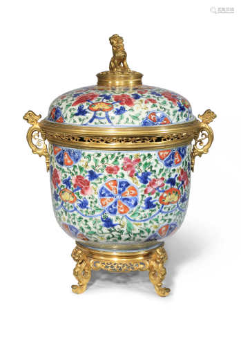 A CHINESE FAMILLE ROSE BOWL AND COVER 18TH CENTURY Brightly painted in enamels and underglaze blue