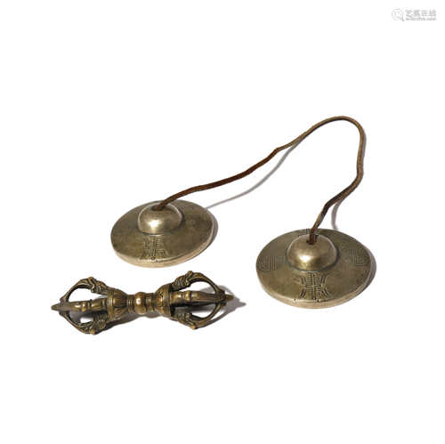 A SMALL TIBETAN BRONZE VAJRA AND A PAIR OF BRONZE OR BRASS CYMBALS 17TH AND 19TH CENTURY The vajra