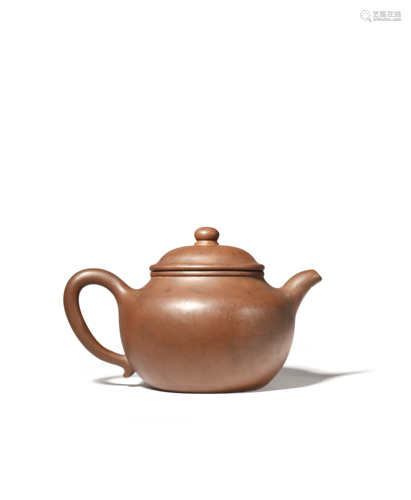 A CHINESE YIXING TEAPOT AND COVER QING DYNASTY The plain body with a loop handle and a short