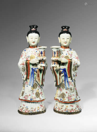 A LARGE PAIR OF CHINESE FAMILLE ROSE MODELS OF COURT LADIES QIANLONG 1736-95 Each depicted
