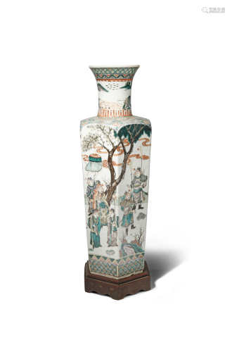 A CHINESE FAMILLE VERTE HEXAGONAL-SECTION VASE 19TH CENTURY Painted with a continuous scene of