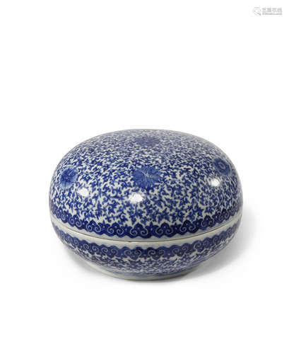 A CHINESE BLUE AND WHITE CIRCULAR BOX AND COVER 19TH CENTURY Painted with flowerheads and