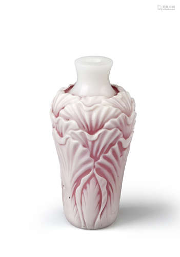 CHINESE BEIJING OVERLAID GLASS SNUFF BOTTLE 19TH/20TH CENTURY The baluster-shaped body carved with