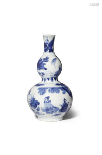 A SMALL CHINESE BLUE AND WHITE HULUPING TRANSITIONAL C.1640 Shaped as a gourd, the lower section