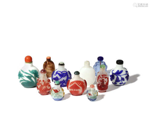 ELEVEN CHINESE GLASS SNUFF BOTTLES 19TH AND 20TH CENTURY Eight overlaid glass, one aventurine glass,