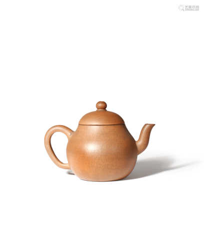 A CHINESE YIXING TEAPOT AND COVER 20TH CENTURY The pear-shaped body with an ear-shaped loop handle