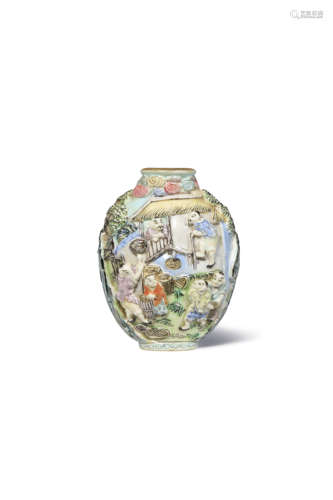 A CHINESE FAMILLE ROSE MOULDED SNUFF BOTTLE 19TH CENTURY Decorated in relief with figures engaged in