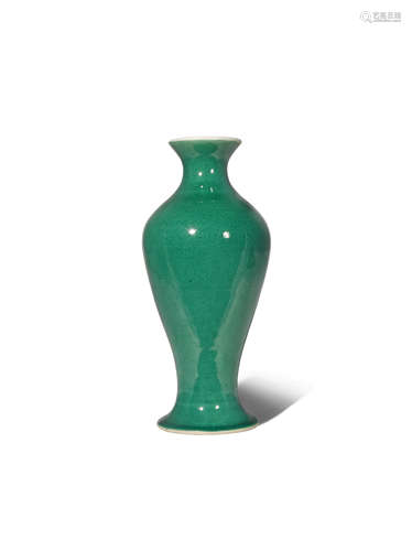 A SMALL CHINESE GREEN CRACKLE GLAZED VASE LATE QING DYNASTY/REPUBLIC PERIOD The ovoid body rising