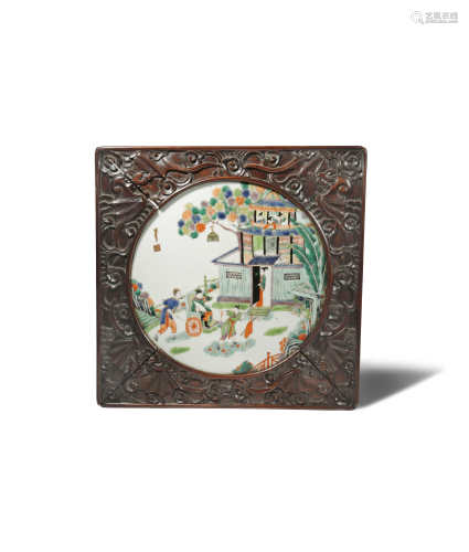 A CHINESE FAMILLE VERTE CIRCULAR PLAQUE 19TH CENTURY Depicting a scene of an official visiting young